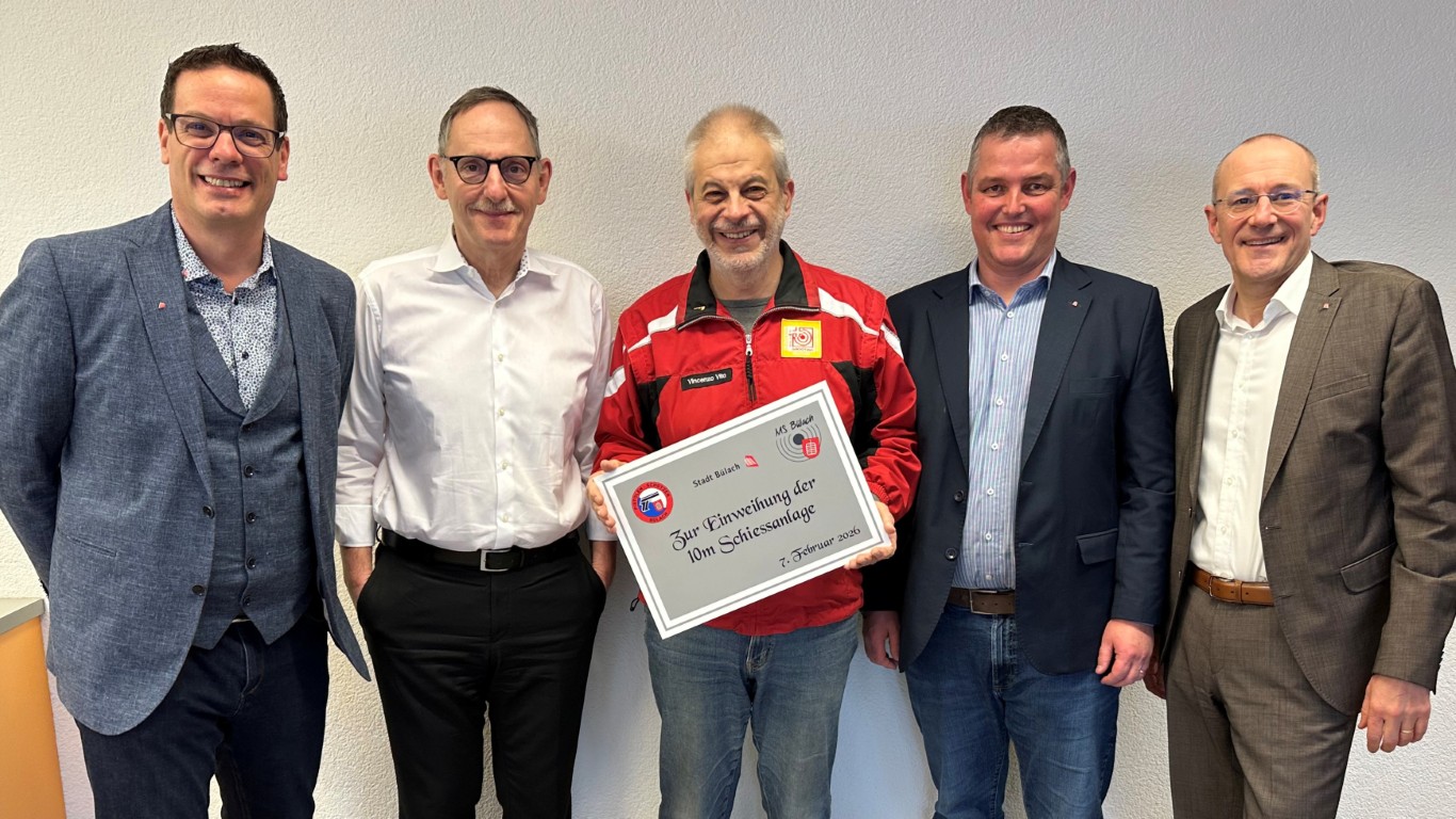 v.l.n.r.: Stadtrat Daniel Ammann, Regierungsrat Mario Fehr, Vincenzo Vito (Präsident Pistolenschützen Bülach), Stadtrat Andreas Müller, Stadtpräsident Mark Eberli