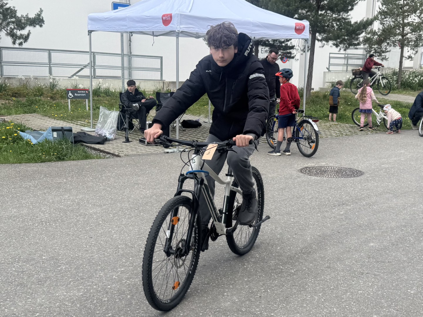 Nach mehreren Runden Probefahrt ist David begeistert von seinem neuen Mountainbike.