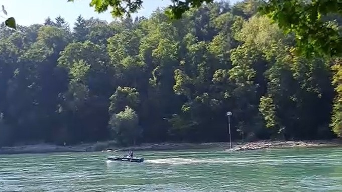 Suchboot der Einsatzkräfte auf dem Rhein nahe dem Kraftwerk. (zvg)