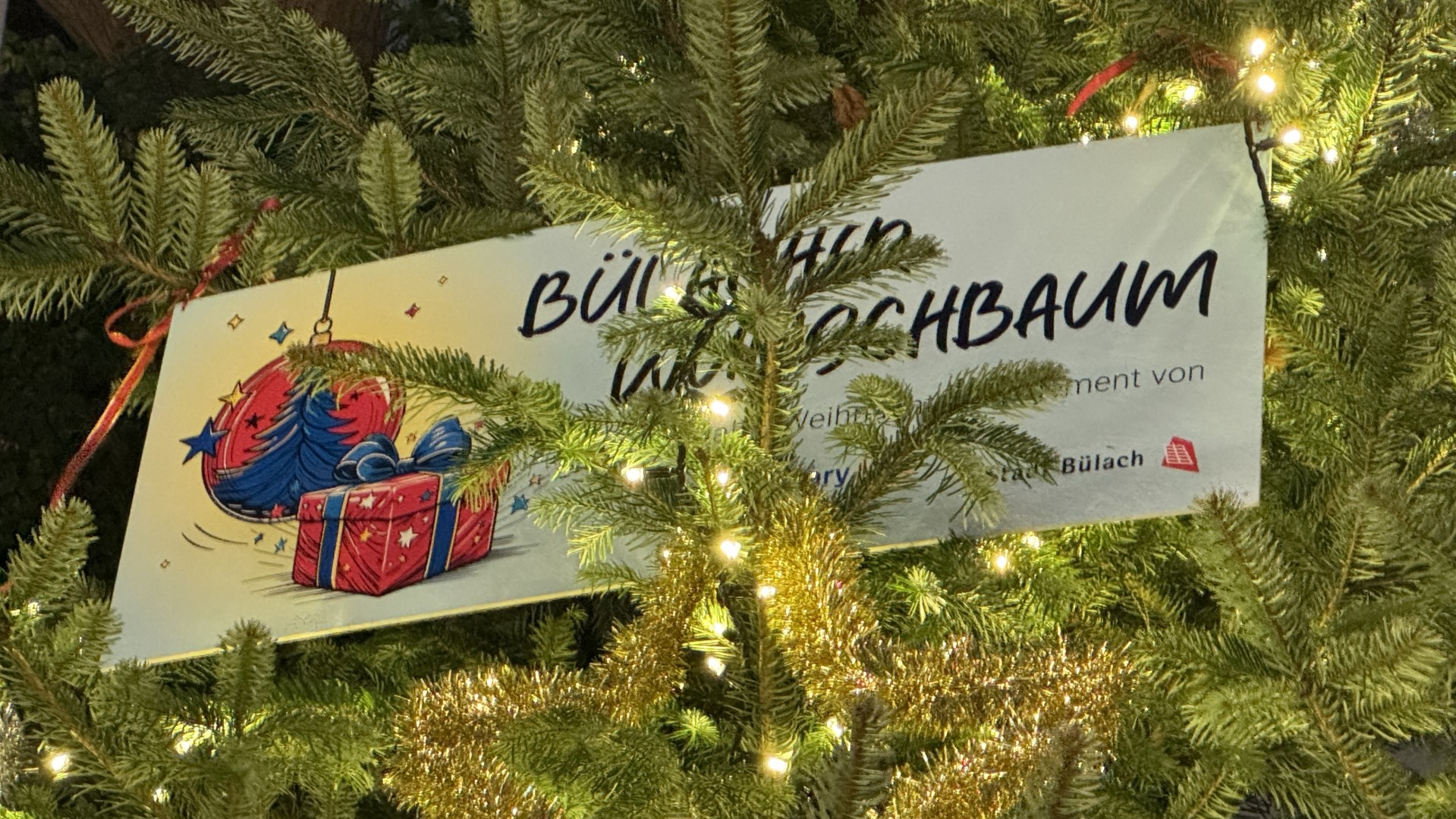 Der Wunschbaum ist zurück und macht die Marktgasse erneut zu einem Ort, an dem Wünsche von Kindern wahr werden.