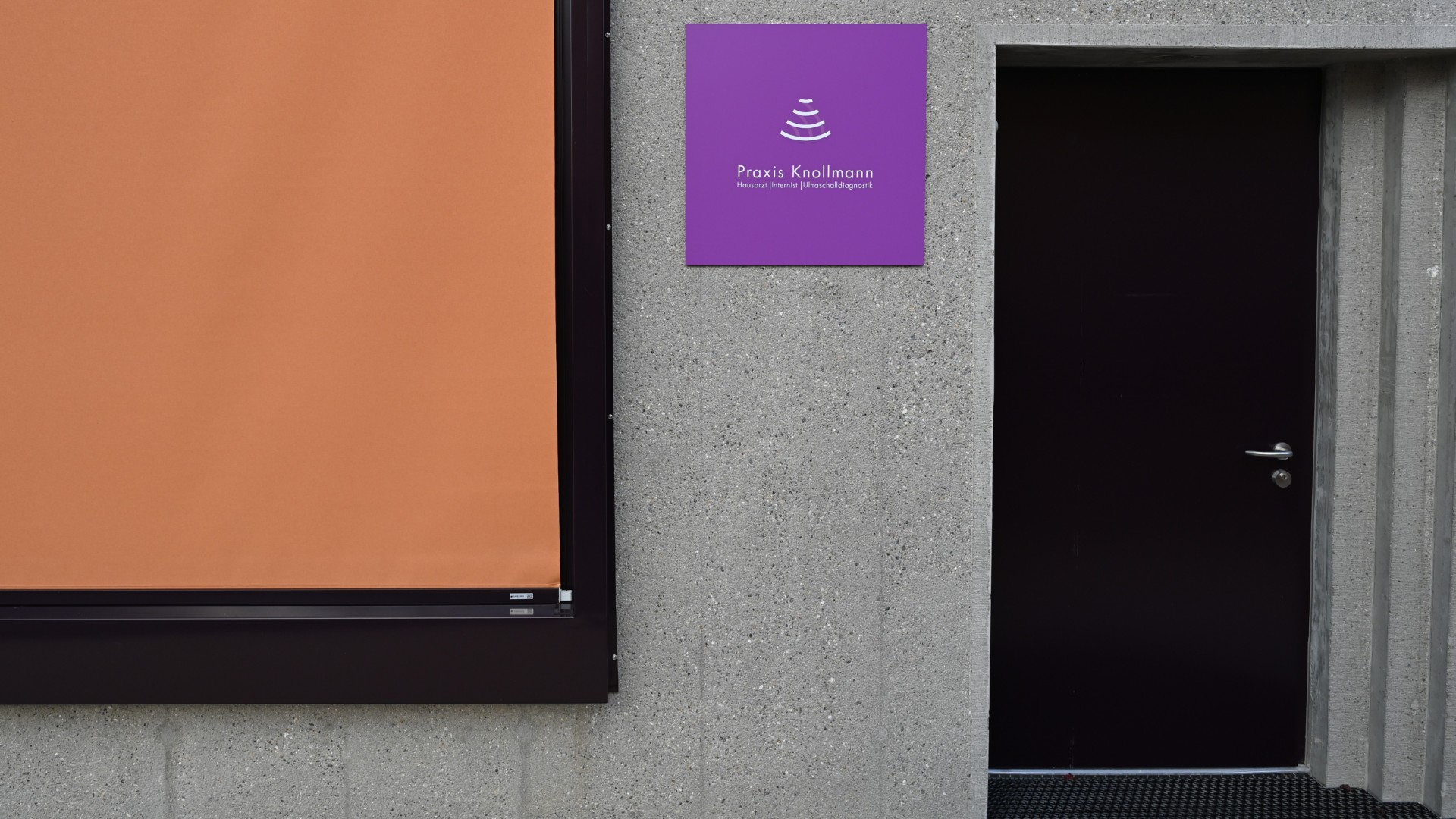 Ein Blick auf die Praxis Knollmann, einen der Bausteine der medizinischen Versorgung in Glattfelden.