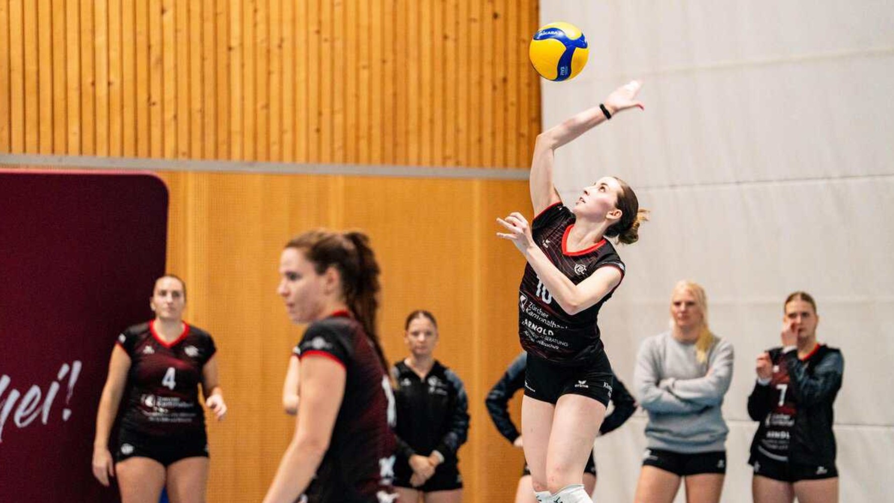 Das Damen 1 in voller Aktion (v.l. A. Adler, E. Volume) 