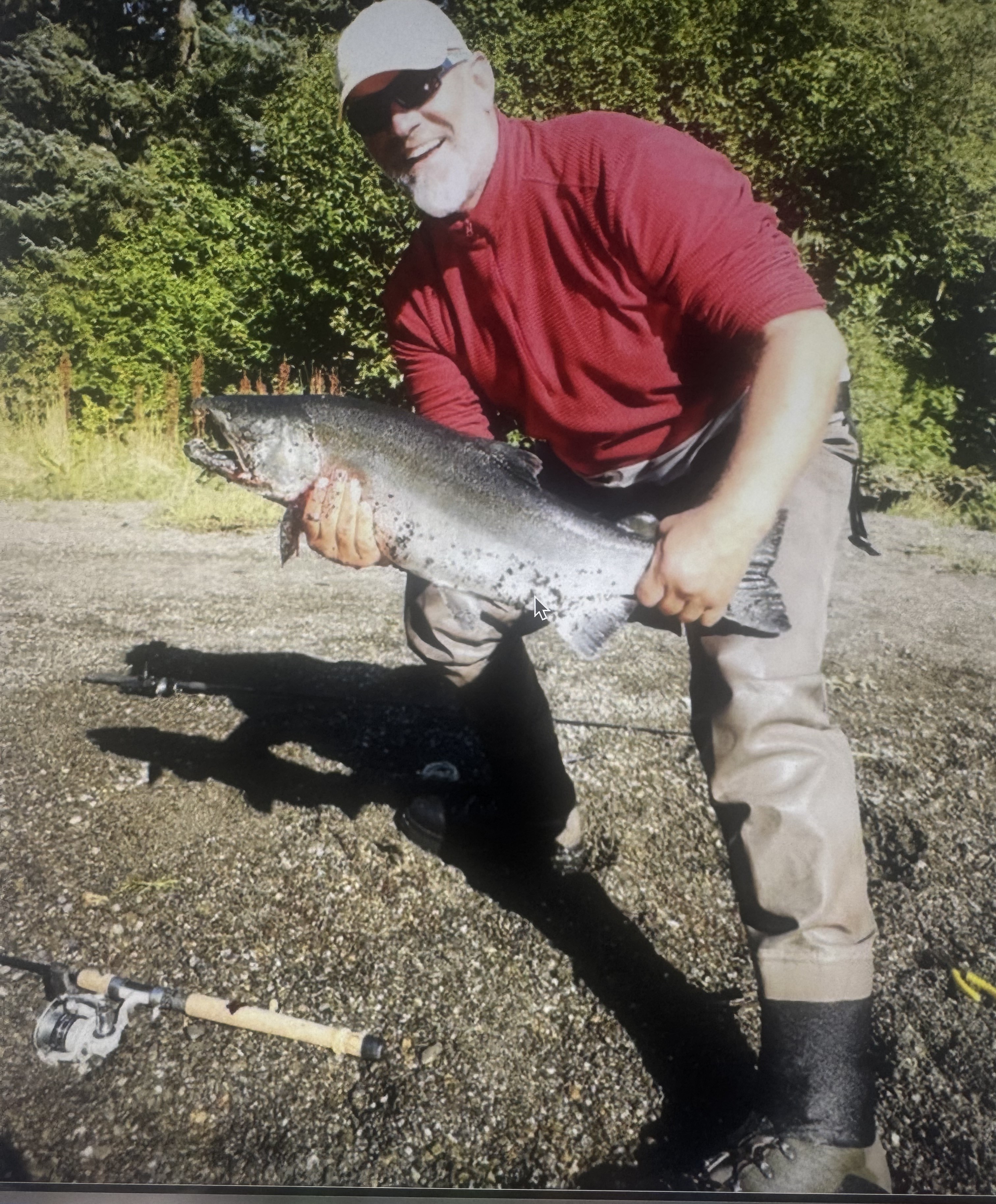 Martin Berger mit seinem beeindruckenden Fang während seiner Reise nach Alaska. Ein unvergesslicher Moment für jeden Angler. 