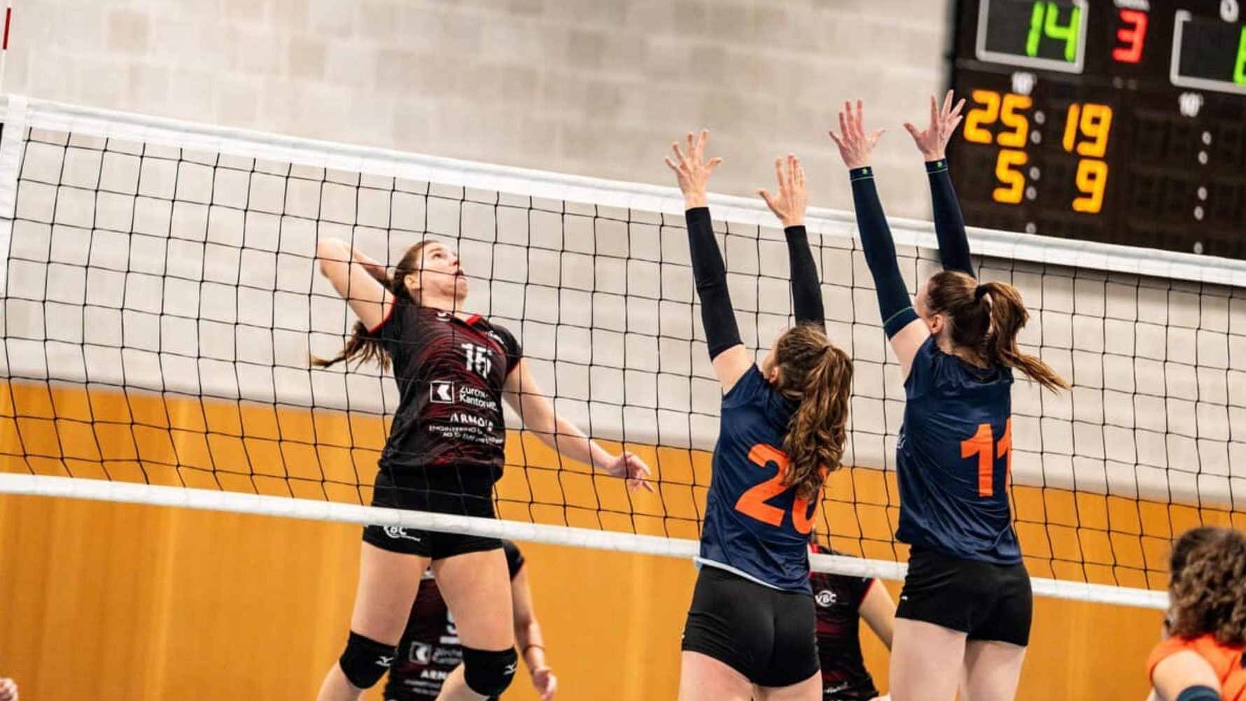 Das Damen 1 in voller Aktion (v.l. A. Adler) (Foto: Raymond Grote)