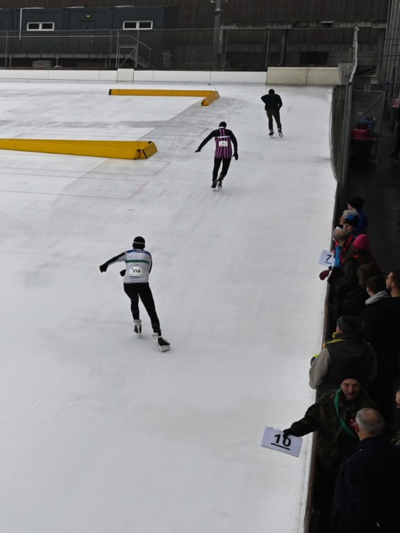Runde um Runde auf schmalen Kufen: Beim Eisschnelllauf mussten die Teilnehmenden 20 Runden absolvieren. Das entspricht 2400 Metern und ordentlich Beinarbeit auf spiegelglattem Untergrund.