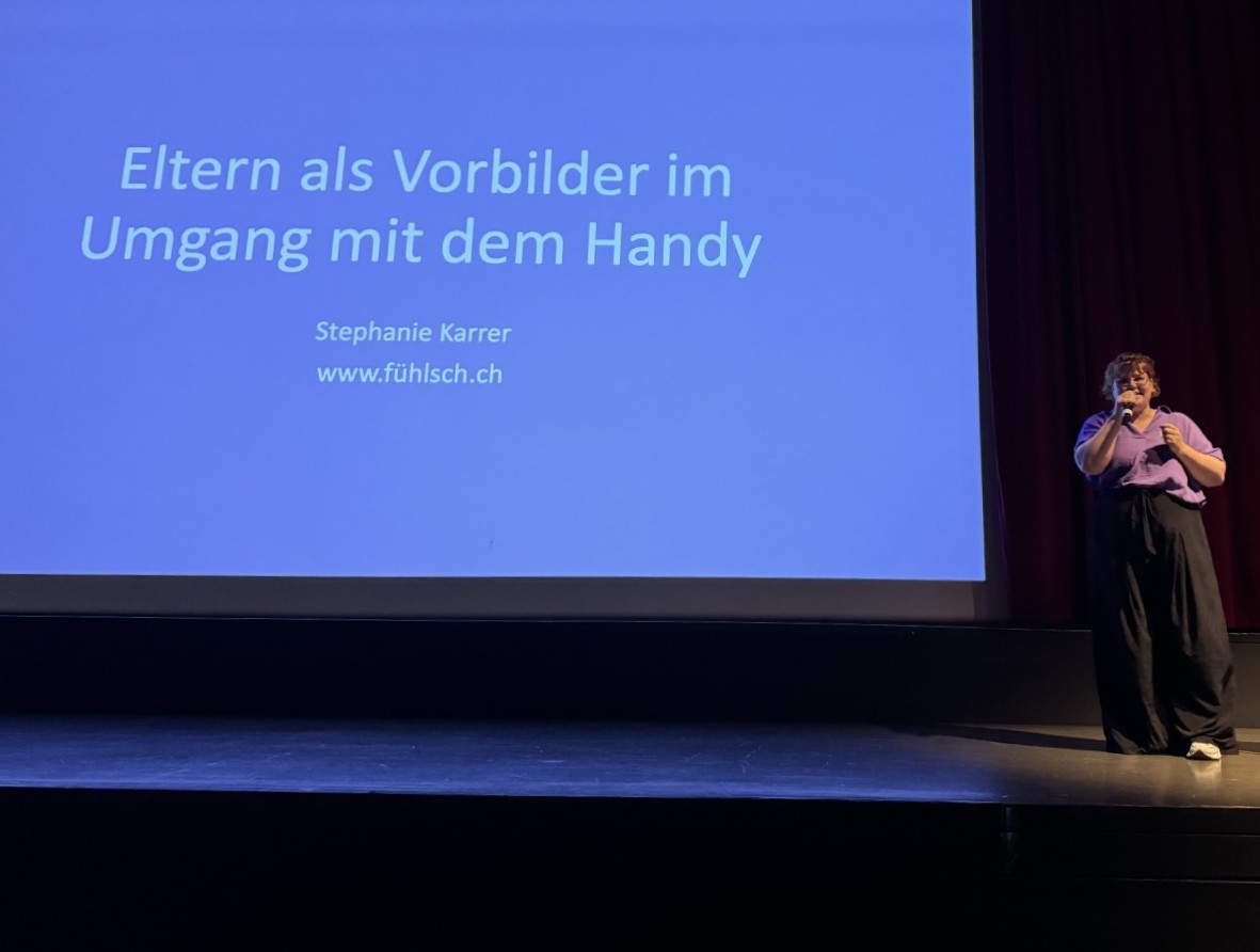 Stephanie Karrer, Psychologin bei fühlsch.ch, sprach über die wichtige Vorbildfunktion von Eltern im Umgang mit digitalen Medien.