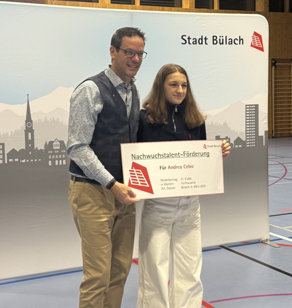 Nachwuchstalent Andrea Cebic (Schwimmen) erhält einen Förderbeitrag im Wert von 5000 Franken, überreicht von Sportminister Daniel Ammann. 