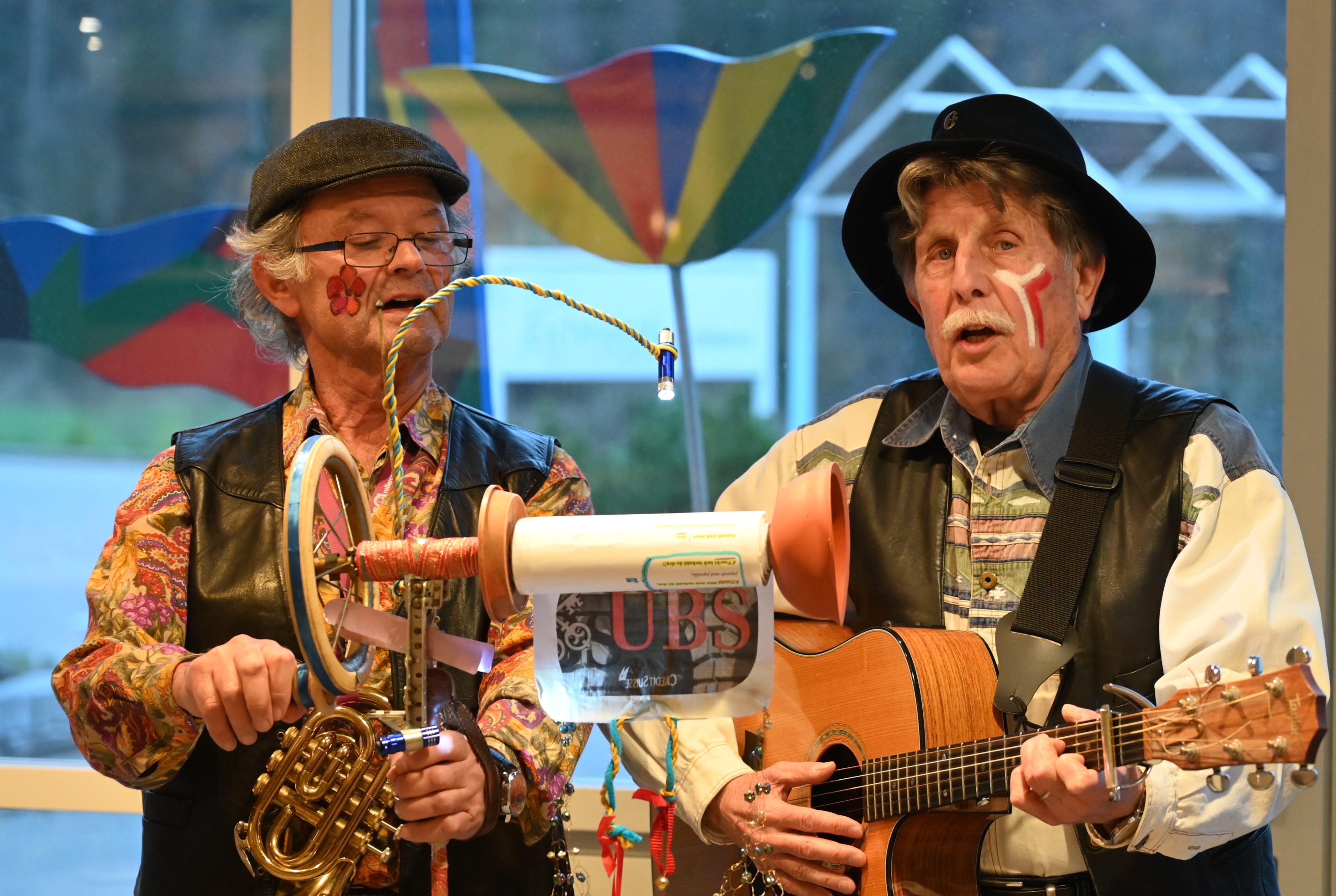 Werni und Christian mit Klatschmaschine und Gitarre.