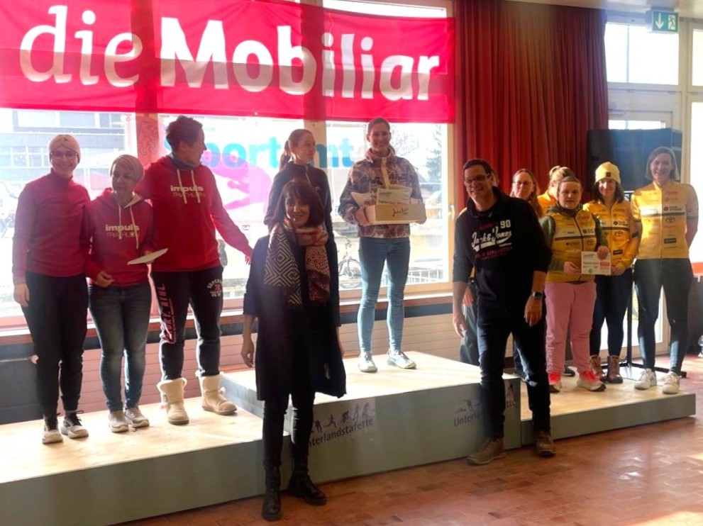 Strahlende Siegerinnen, stolze Politik: Stadträtin Andrea Spycher und Stadtrat Daniel Ammann liessen es sich nicht nehmen, die Sportlerinnen persönlich aufs Podest zu holen. (zvg)