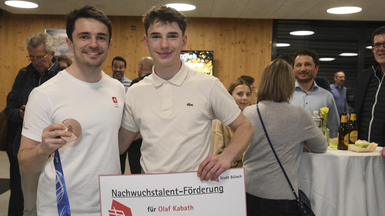 Zwei strahlende Gesichter an der Sportlerehrung der Stadt Bülach.