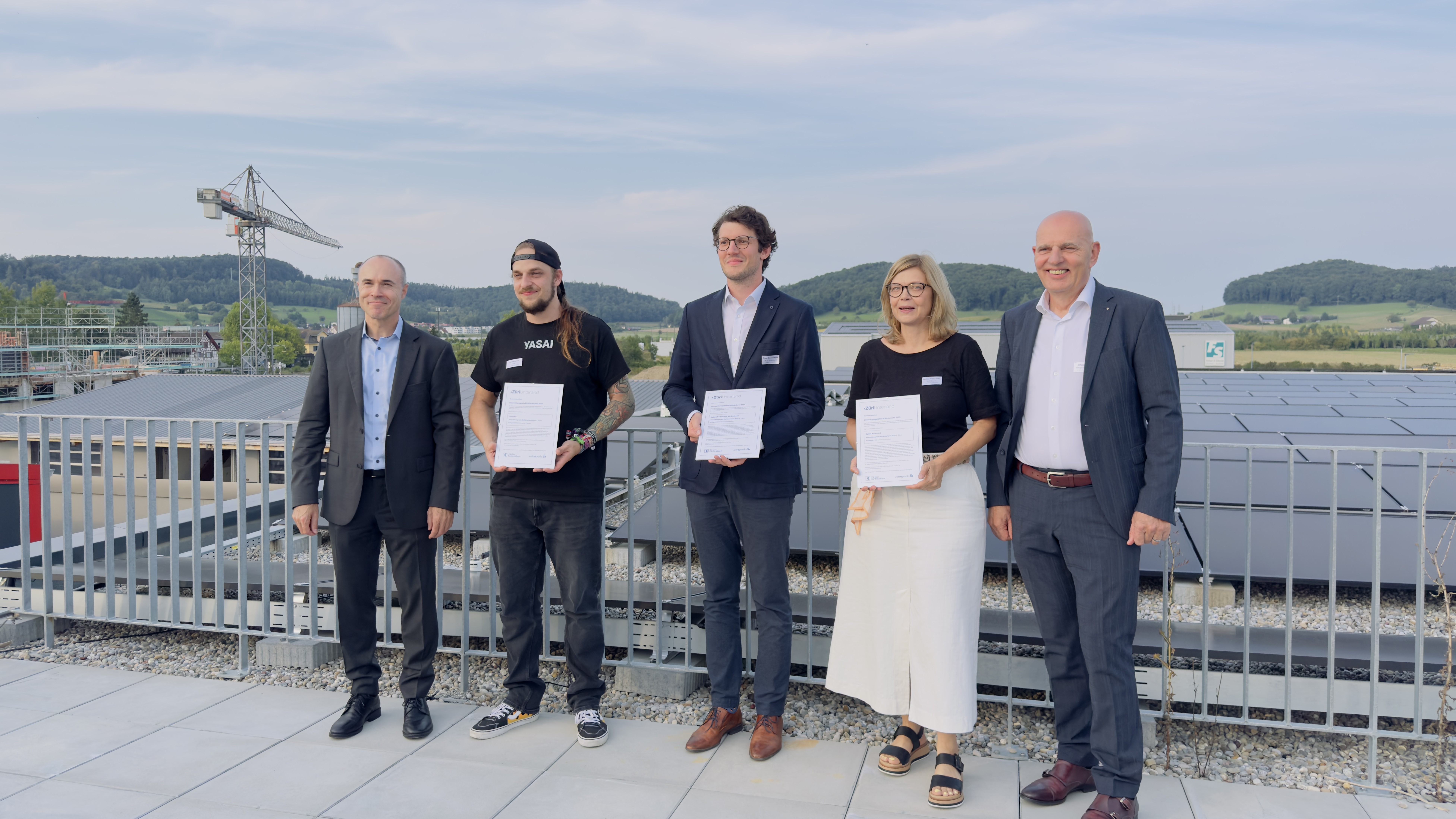 Gewinnerinnen und Gewinner des Innovationspreises ZüriUnterland mit Vertretenden der Standortförderung.