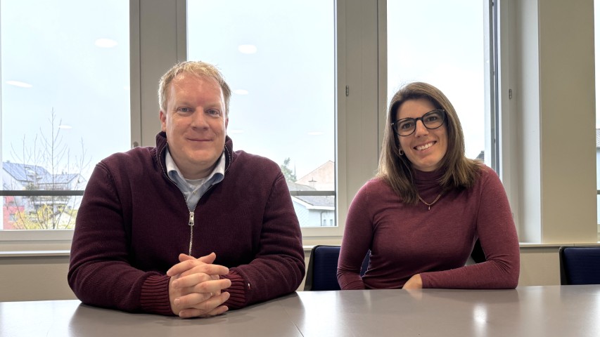 Markus Surber, Vorsteher des Ressorts Finanzen und Informatik, und Angela Suter, Leiterin Finanzen und Informatik, stehen zum Finanzbericht 2025 Rede und Antwort.