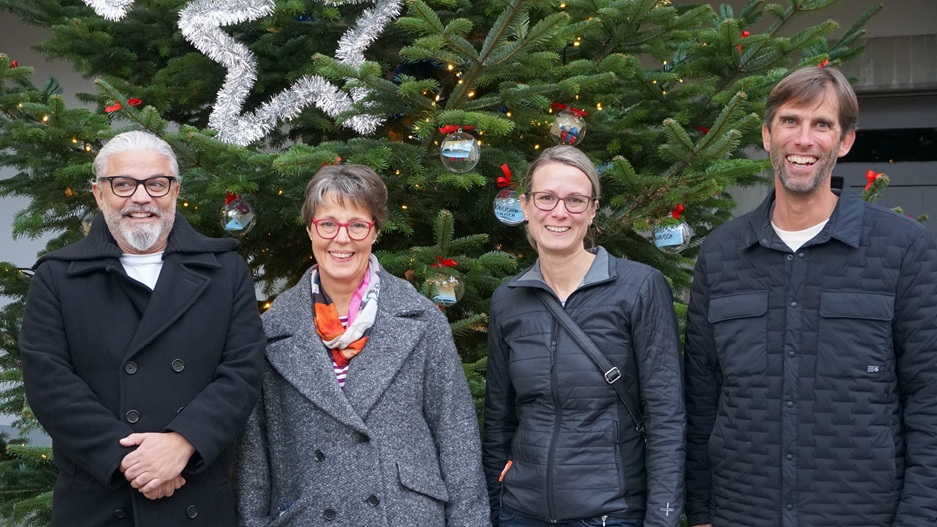 Machen sich für bedürftige Kinder stark: Daniele Canadea, Präsident Rotary Club Zürcher Unterland, Stadträtin Frauke Böni, Angela Krämer von Drogerie Krämer und Mike Ghilardi, Wave Rock (v.l.n.r.).  (Bilder: Martina Kleinsorg)