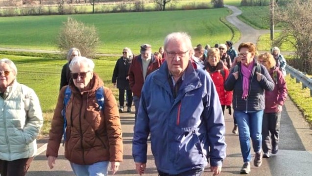 Imelda und Otto führen die Wandergruppe zügig an.