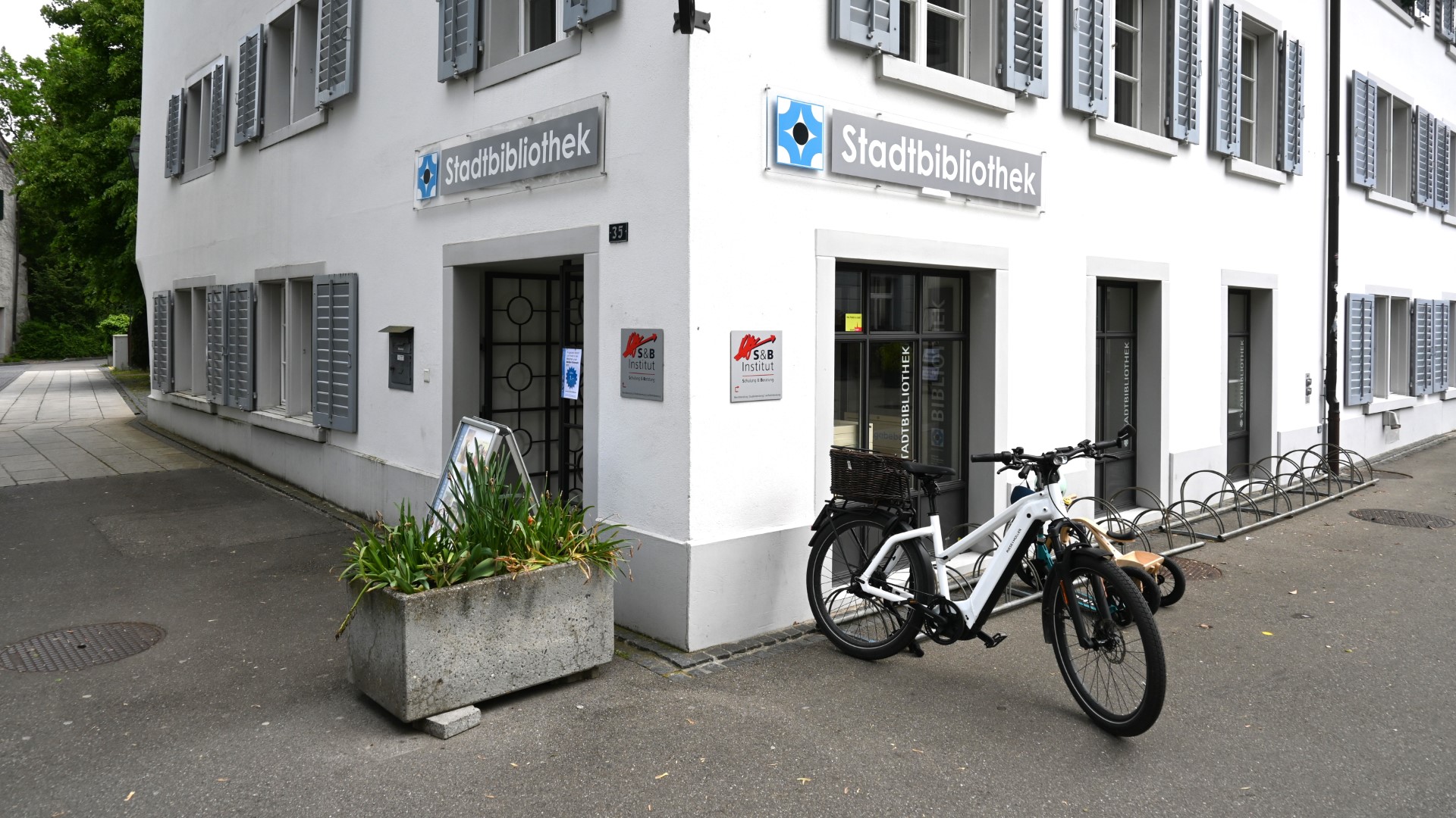 Die Stadtbibliothek öffnet ihre Türen neu 87 Stunden pro Woche.