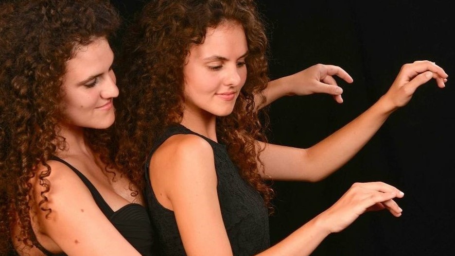 Kiveli Dörken (links) und ihre Schwester Danae.