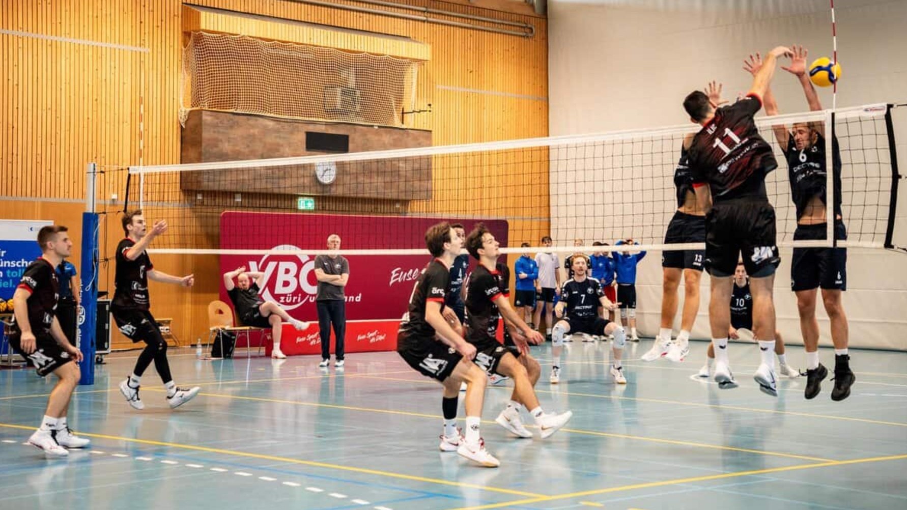 Das Herren 1 in voller Spielaktion (v.l. L. Häring, H. Lagler, N. Huber, J. Stajcic, U. Ilic) (Foto: Raymond Grote)