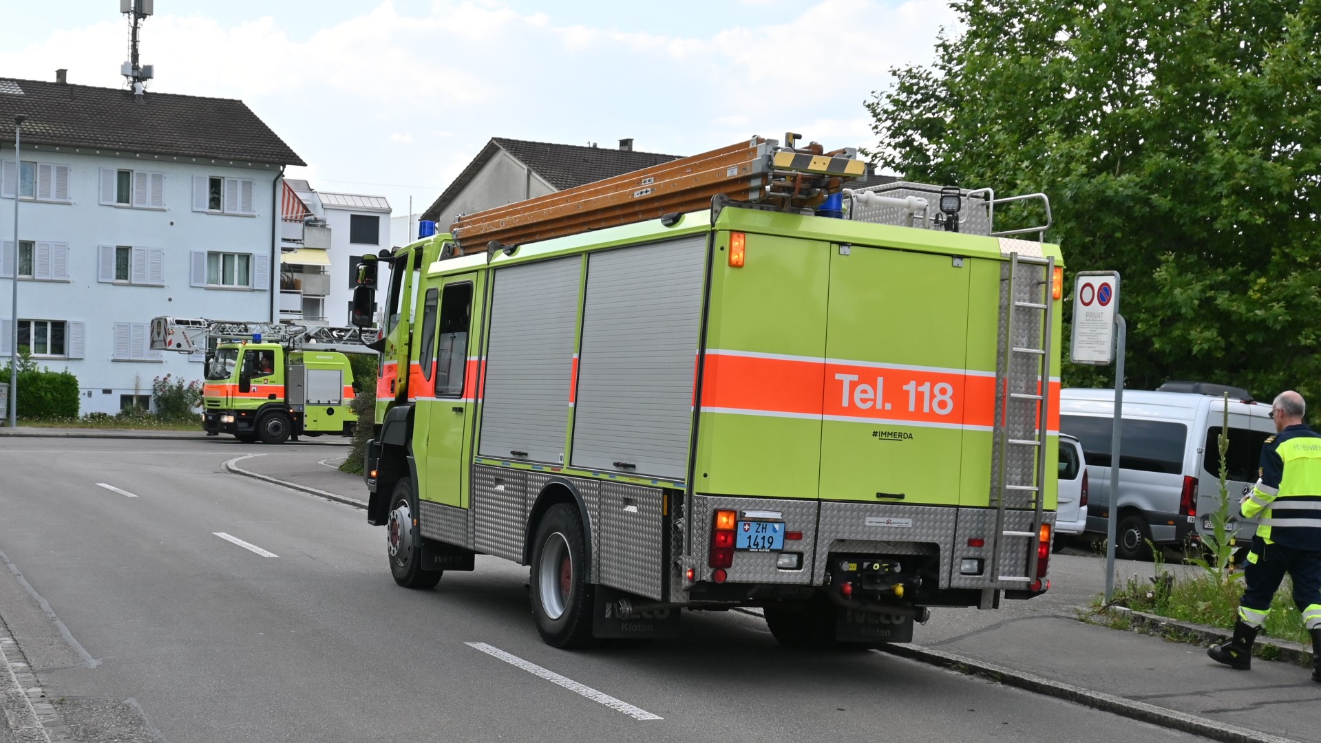 Kurz nach 19 Uhr kam es am Müliweg zu einem Feuerwehreinsatz. Einige Fahrzeuge waren vor Ort. Auch die Drehleiter wartete auf ihren Einsatz.