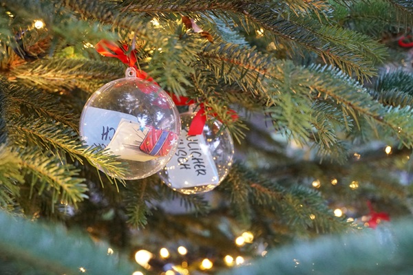 In jeder Kugel verbirgt sich der Wunsch eines Kindes.