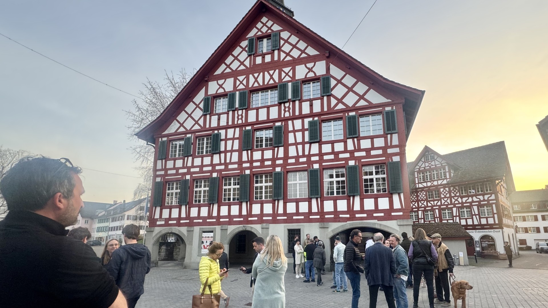 Die Menschenmenge wartet ungeduldig vor dem Stadthaus auf die Wahlergebnisse.