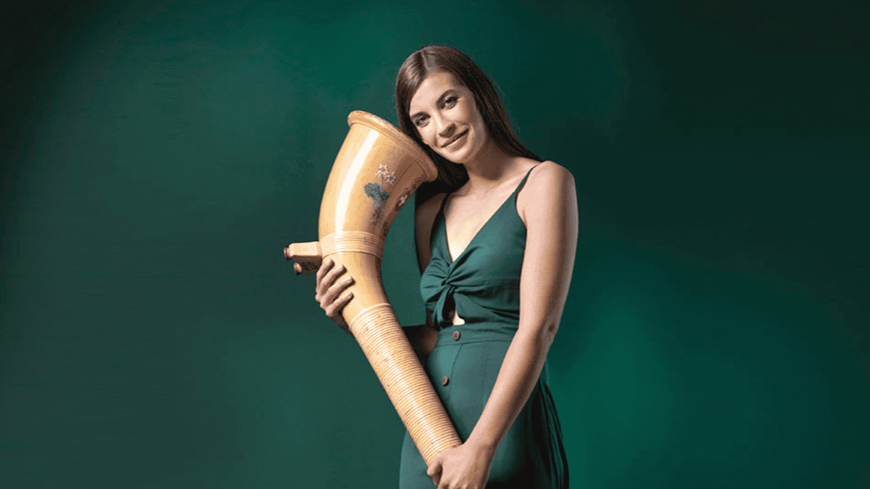 Lisa Stoll mit dem Alphorn