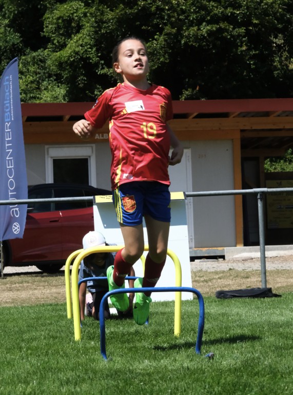 Mit voller Power über die Hürde: Beim Parcours-Training zeigen die Mädchen, dass Fussball nicht nur mit dem Ball spannend ist.