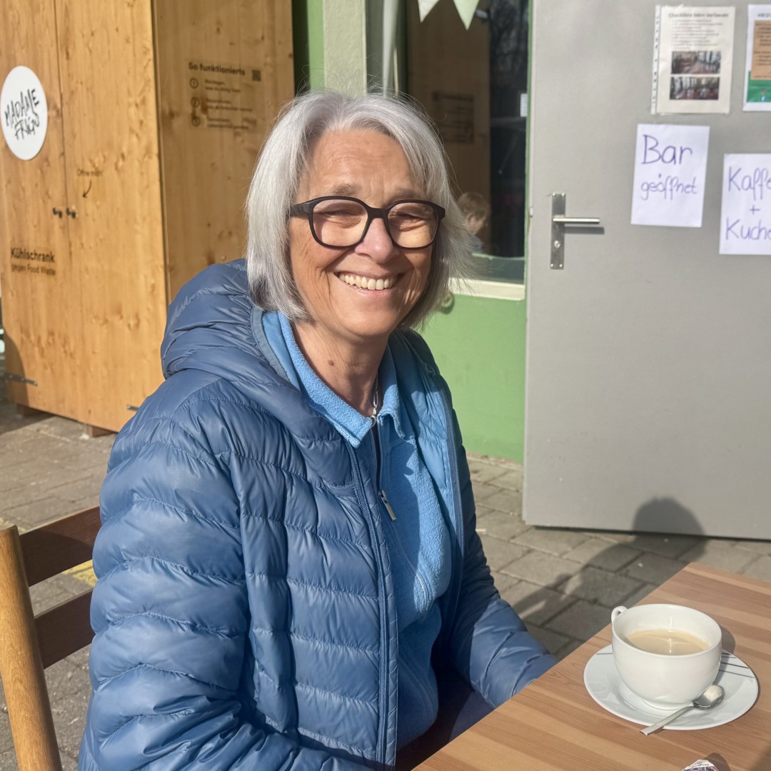 Renate Schoch hat die Leitung des HertiLabors inne und geniesst einen Kaffee an der Frühlingssonne.