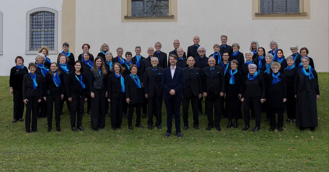 Der Kammerchor Zürcher Unterland mit Leiter Philipp Klahm