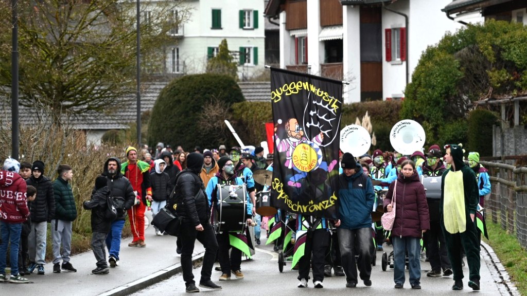 Mit Banner und Instrumenten voran führten die Göpfischränzer den Kinderumzug durch die Stockistrasse.