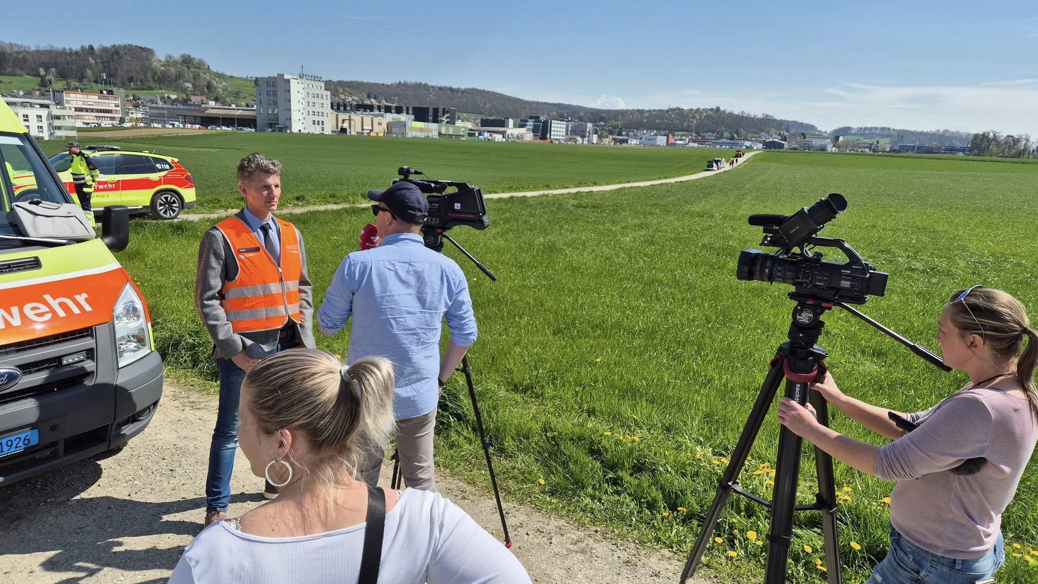 Grosses Medieninteresse am Leeweg. Polizeisprecher Kenneth Jones gibt Auskunft über den Stand der aktuellen Ermittlungen. (Foto Daniel Wülser)