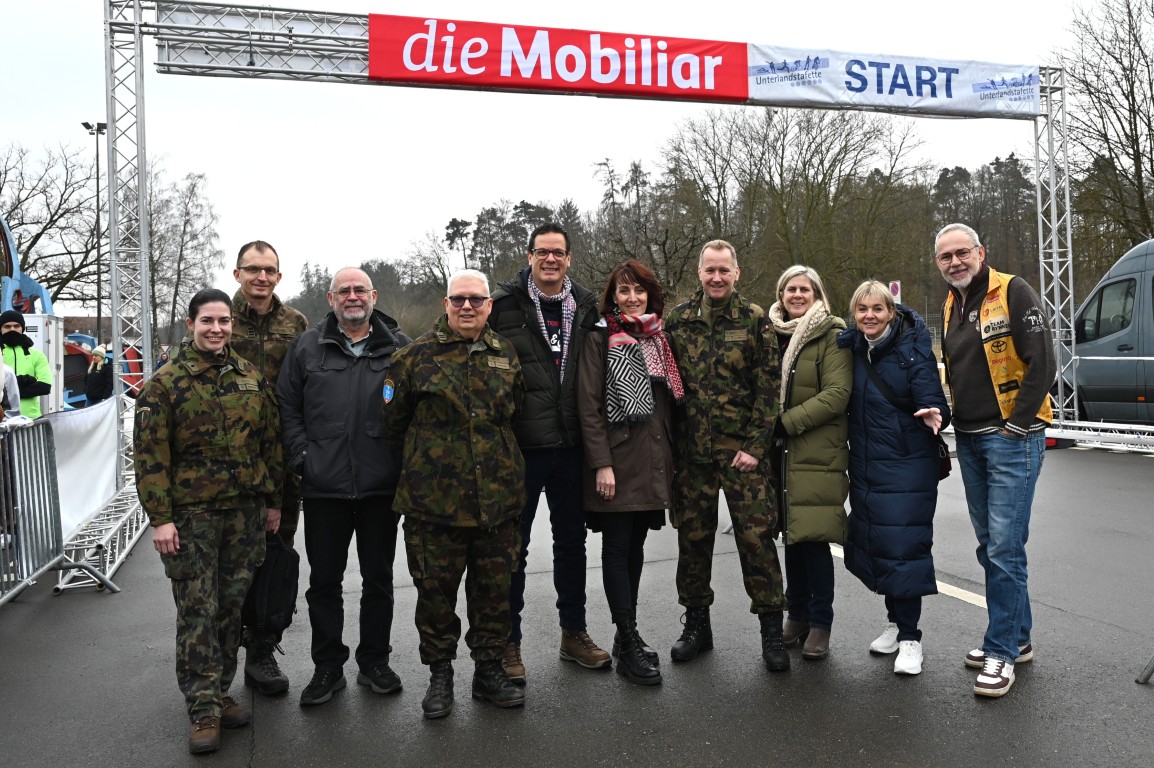 Geladene Gäste und Mitglieder des OK-Teams der 42. Unterlandstafette versammeln sich vor dem Startbogen. 