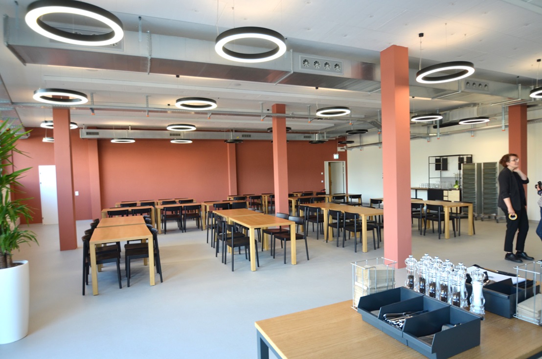 Die Sitzplätze im Genusswerk mit den markanten Lampen. 