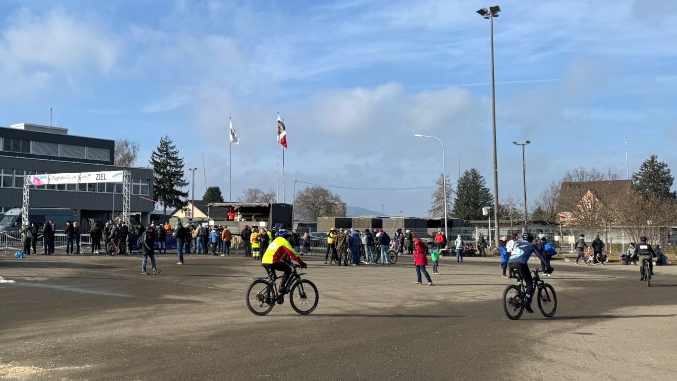 Auf dem Gelände der Kaserne wird die Unterlandstafette zum Treffpunkt für Tempo, Anfeuern und Thermojacken.