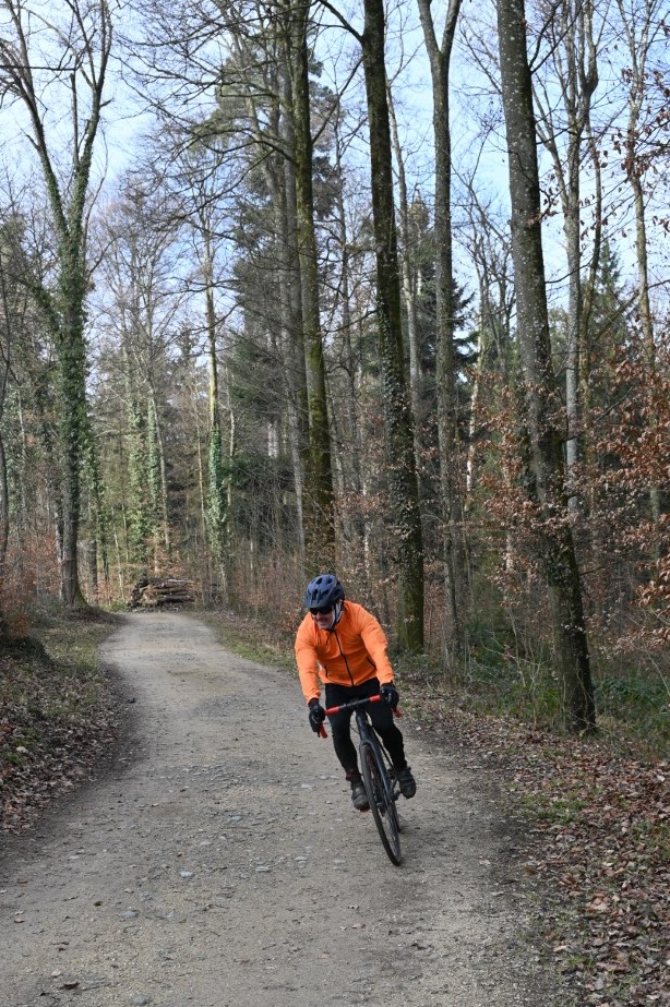 Crossfahren wie es sein soll:  kurvig und mit vollem Körpereinsatz. Wer hier sauber durchkommt, hat entweder Glück, Technik oder beides.