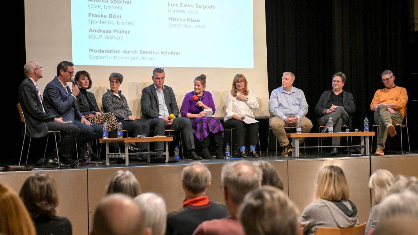 Neun Kandidierende stellen sich im voll besetzten Saal im reformierten Kirchgemeindehaus den Fragen der Moderatorin.