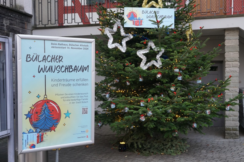 Der Bülacher Wunschbaum lädt vor dem Rathaus zur Teilnahme ein.