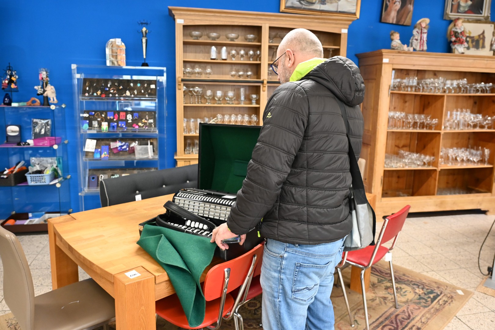 Ein prüfender Blick, ein paar Töne auf den Tasten und dann der Entscheid. Diese Handorgel bekommt ein zweites Leben.
