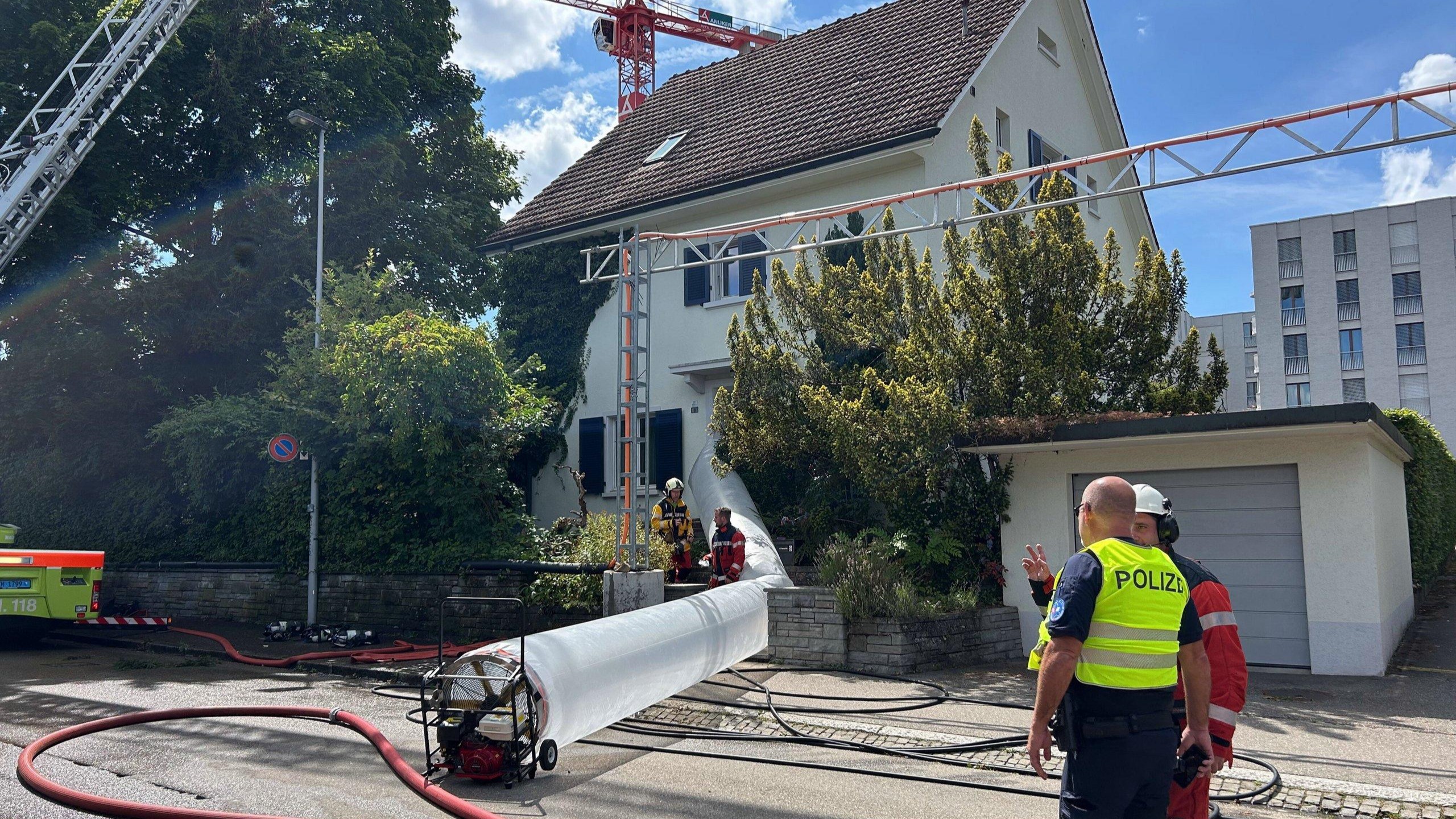 Nach den Löscharbeiten wird gelüftet. (Quelle: Kantonspolizei Zürich)