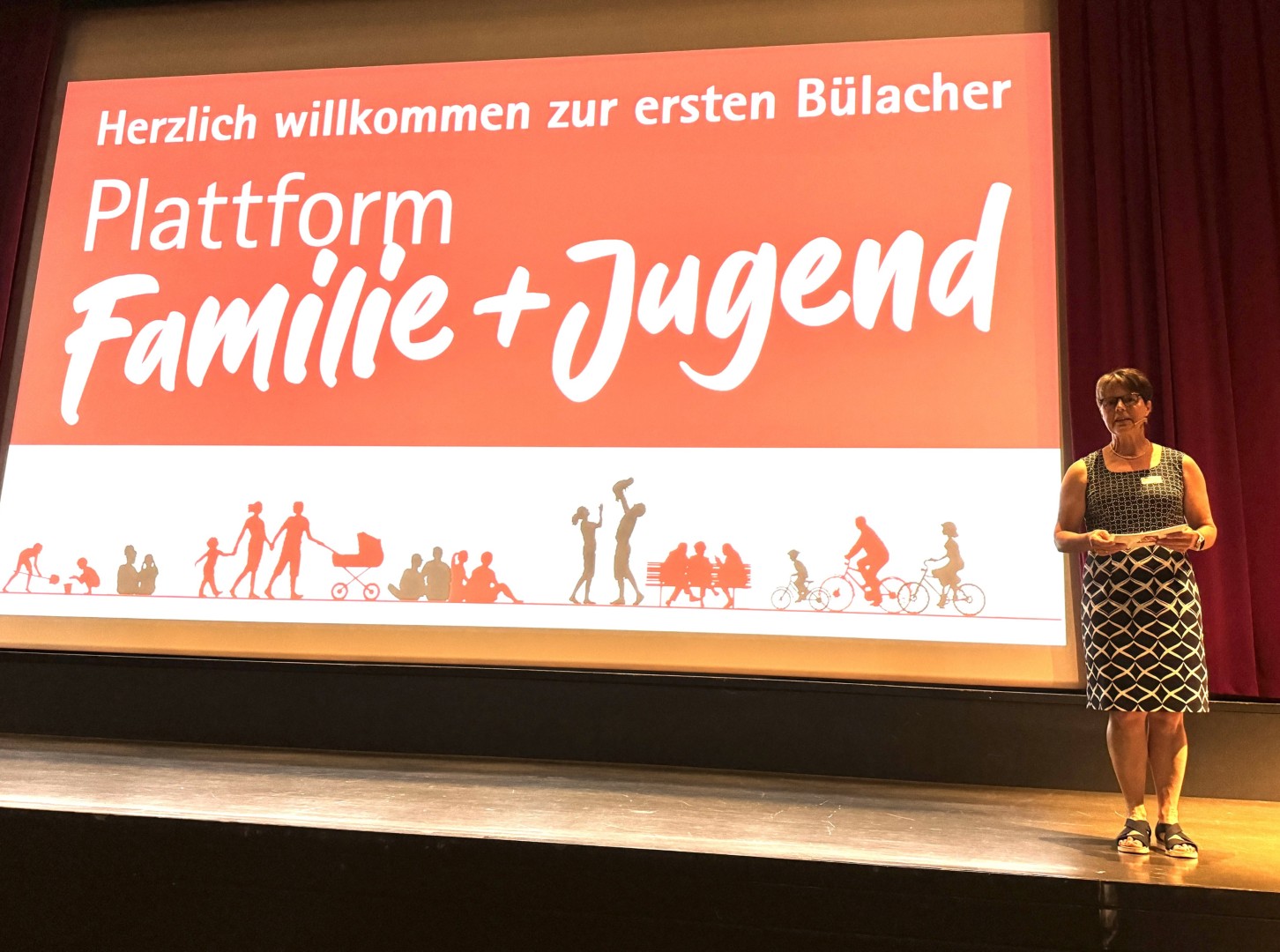 Stadträtin Frauke Böni begrüsste die Teilnehmenden zur ersten Plattform Familie und Jugend.