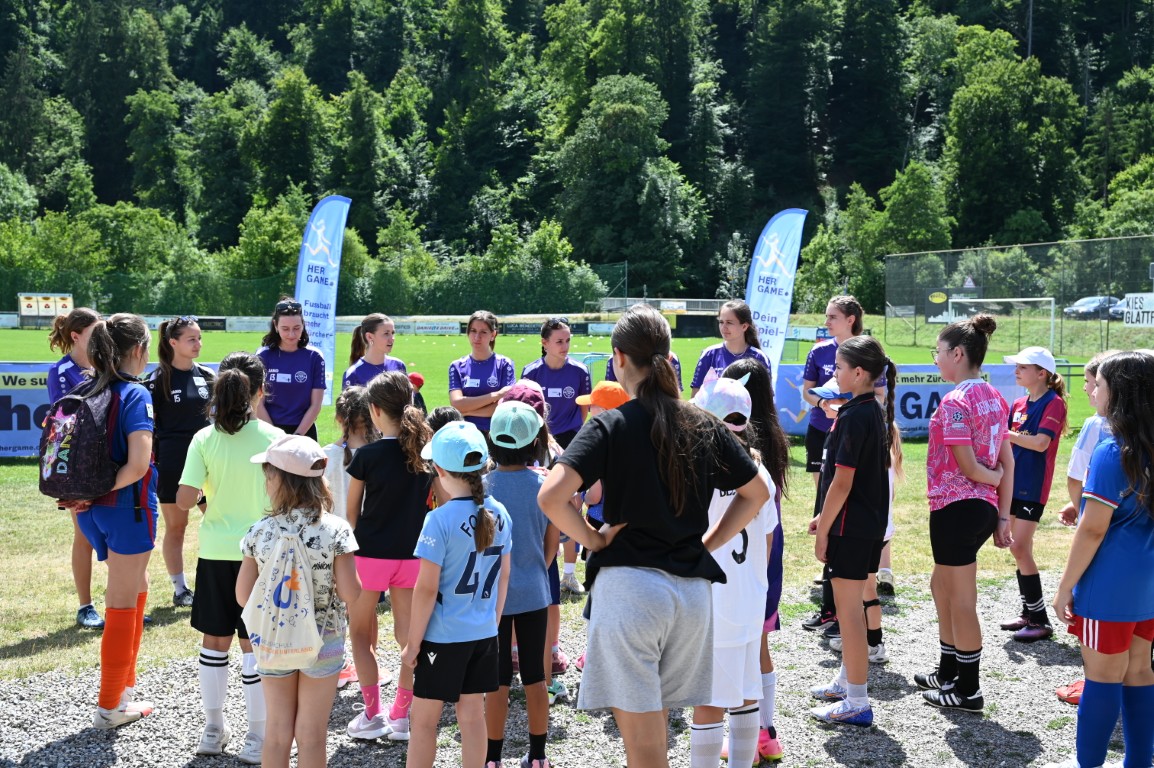 Erste Instruktionen: Die Trainerinnen des FFZU erklären den Mädchen den Ablauf des Schnuppertags – volle Konzentration vor dem Start aufs Feld.