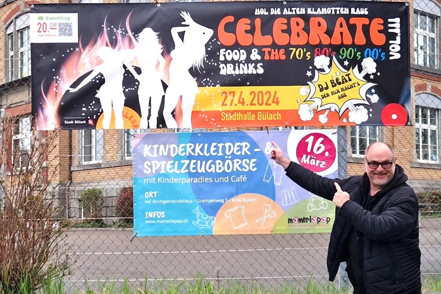 Beat Gmünder vor dem CELEBRATE-Plakat beim Lindenhof. (zvg)