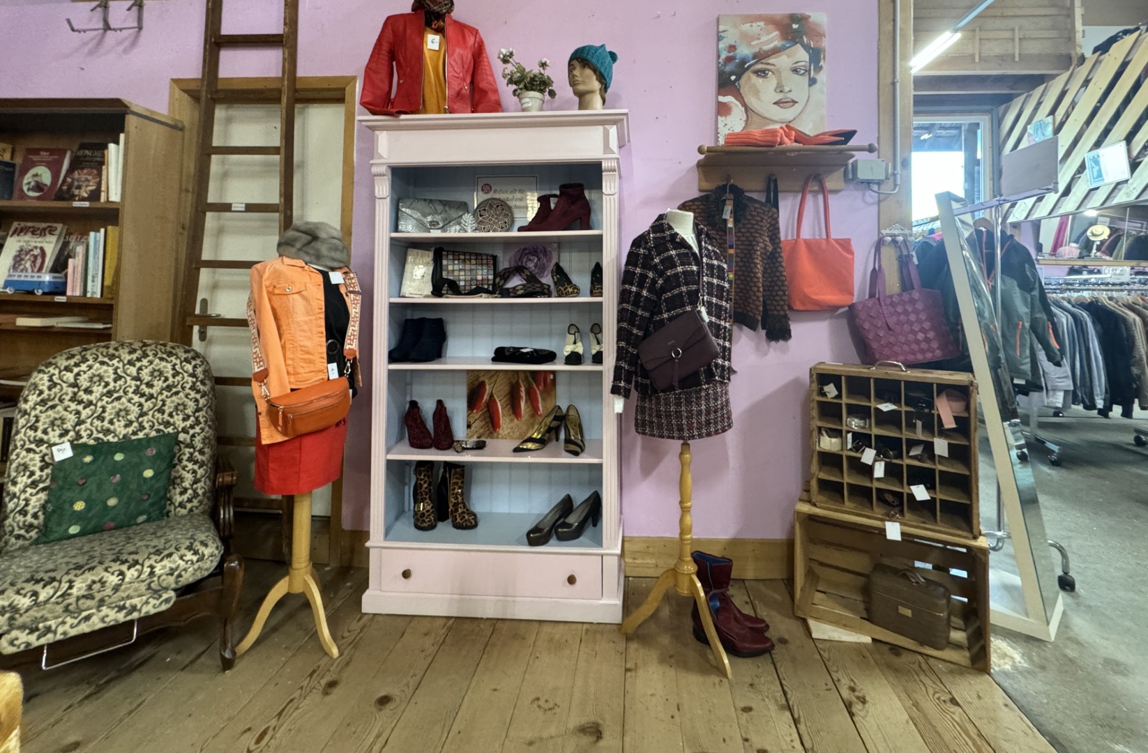 Vintage trifft Stilgefühl. Zwischen Lederjacke, Handtasche und High Heels wartet das nächste Lieblingsstück.