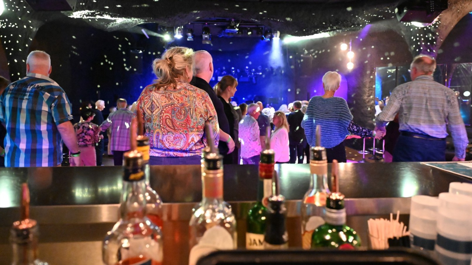 Tanzen macht durstig. Zum Glück ist die Bar im Caverno nie weit.