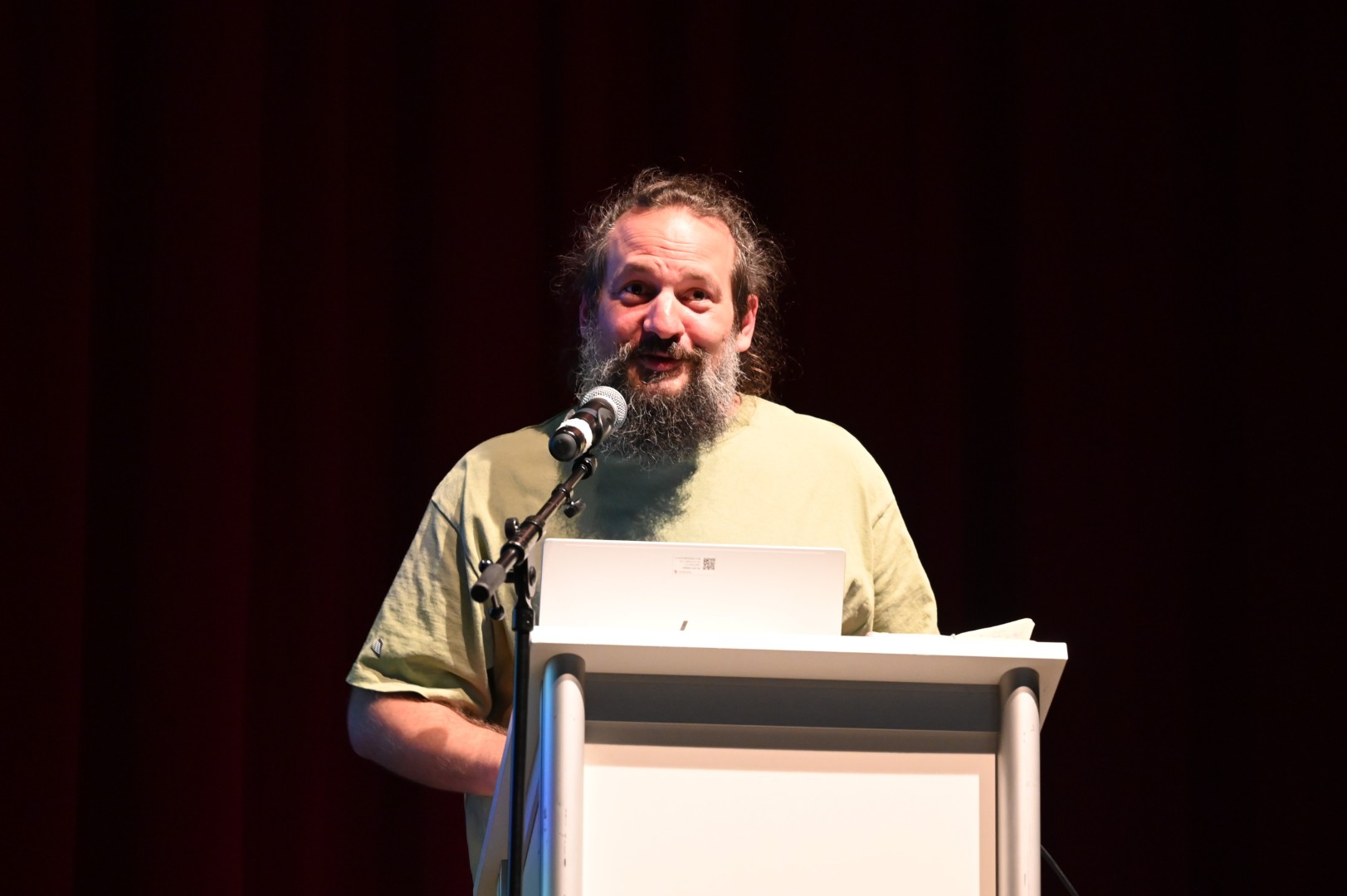 Aco Lukic (Leiter der Jugendarbeit Bülach) informierte über die Ziele und Bedeutung der städtischen Jugendarbeit.