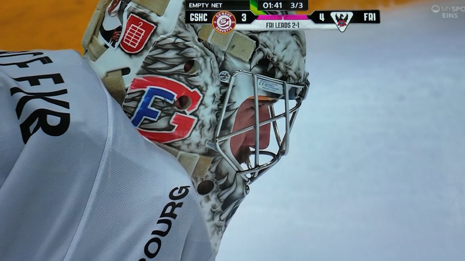 Das Wappen von Bülach auf dem Torhüterhelm von Reto Berra (Bild: Hansueli Engler)