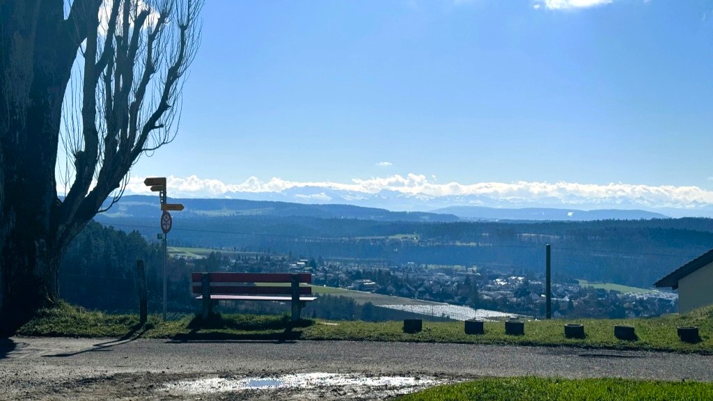 Weit reicht der Blick – und bald verrät die Panoramatafel, welche Gipfel uns hier grüssen.