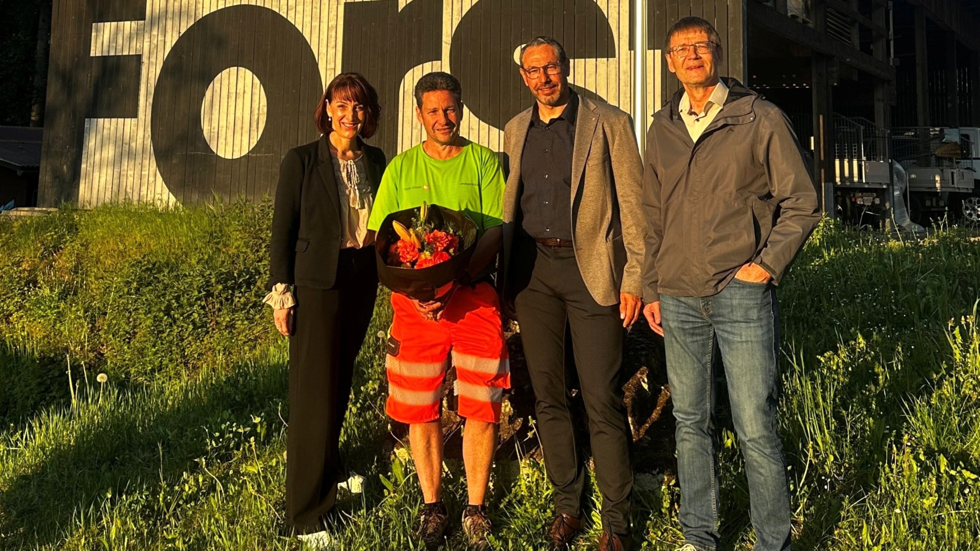 Andrea Spycher, Stadträtin und Vorsteherin Ressort Umwelt und Infrastruktur,  Philipp Suter, Stadtschreiber sowie Peter Senn Leiter Abteilung Umwelt und Infrastruktur überraschten Heinz Führer zu Arbeitsbeginn und gratulierten zum 40-jährigen Dienstjubiläum.