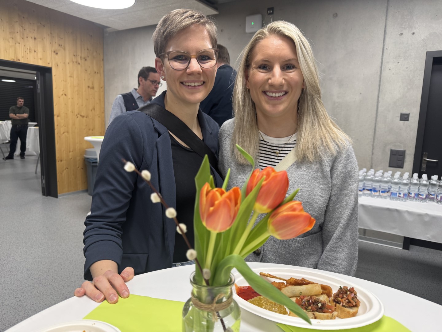 Die Schwestern Maja und Nadja Enz freuen sich über ihre Erfolge im Orientierungslauf.