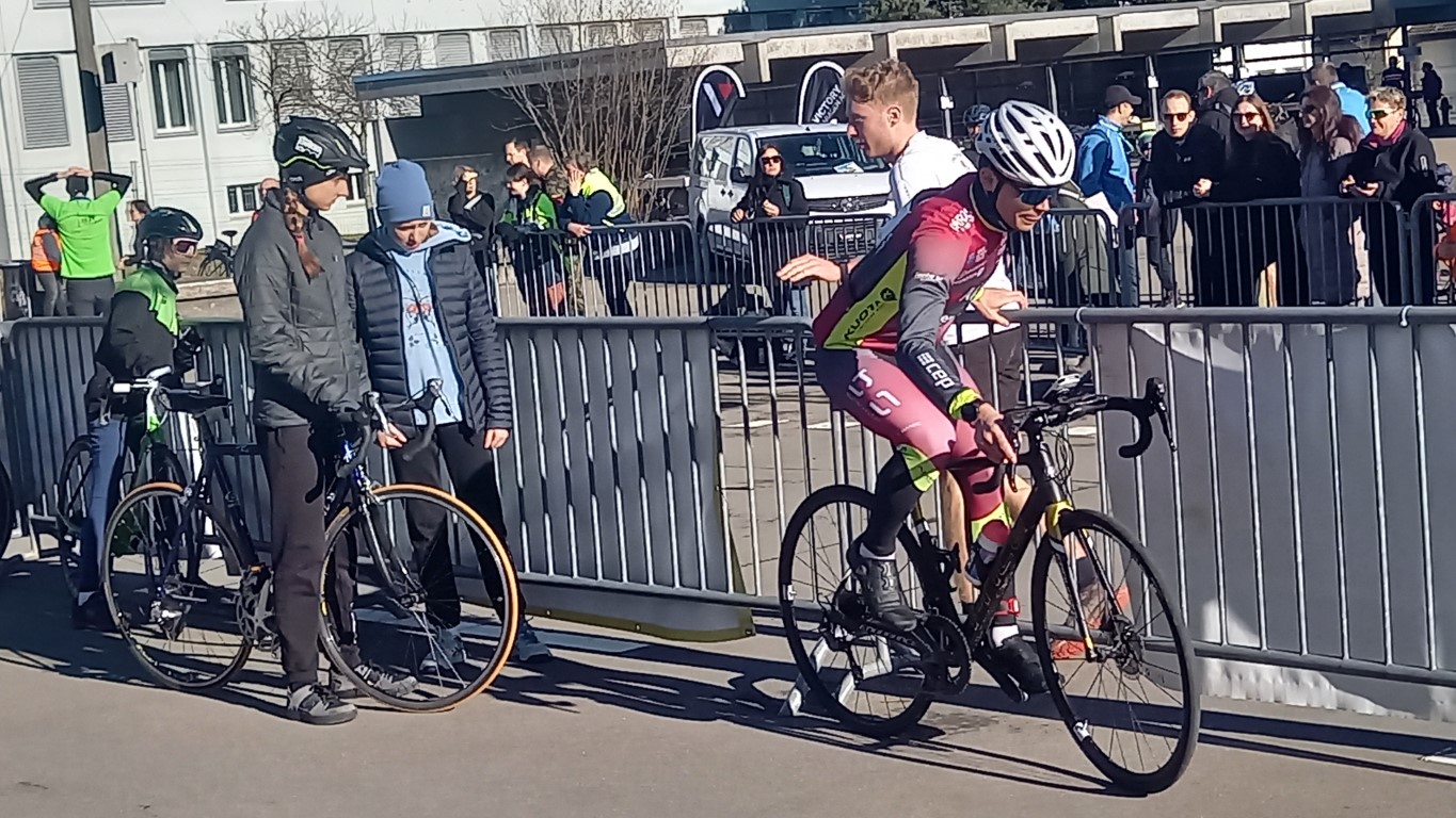 Die Läufer übergeben an dieser Stelle an die Radfahrer.