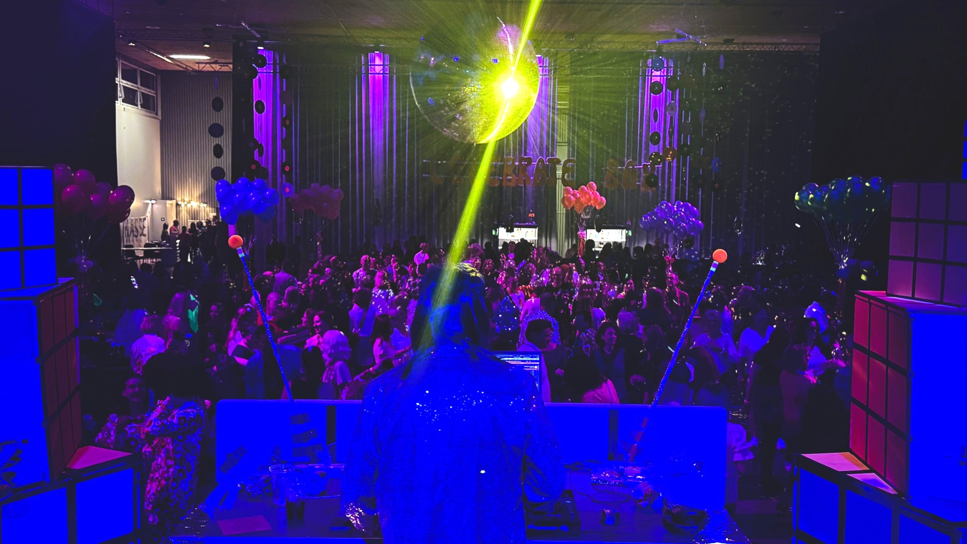 Blick vom DJ-Pult: Wer jetzt noch sitzt, ist selbst schuld.